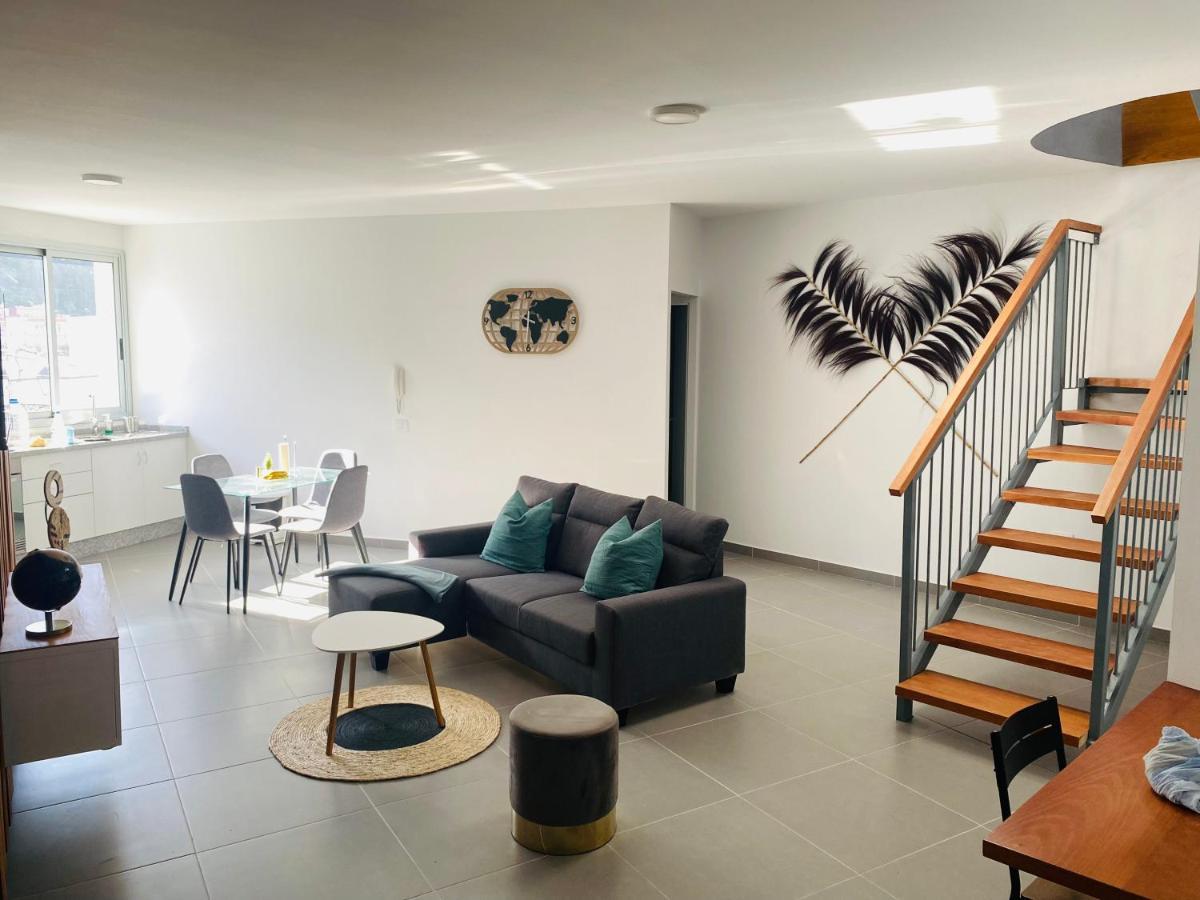Amplio Duplex Apartment Tamaimo Luaran gambar